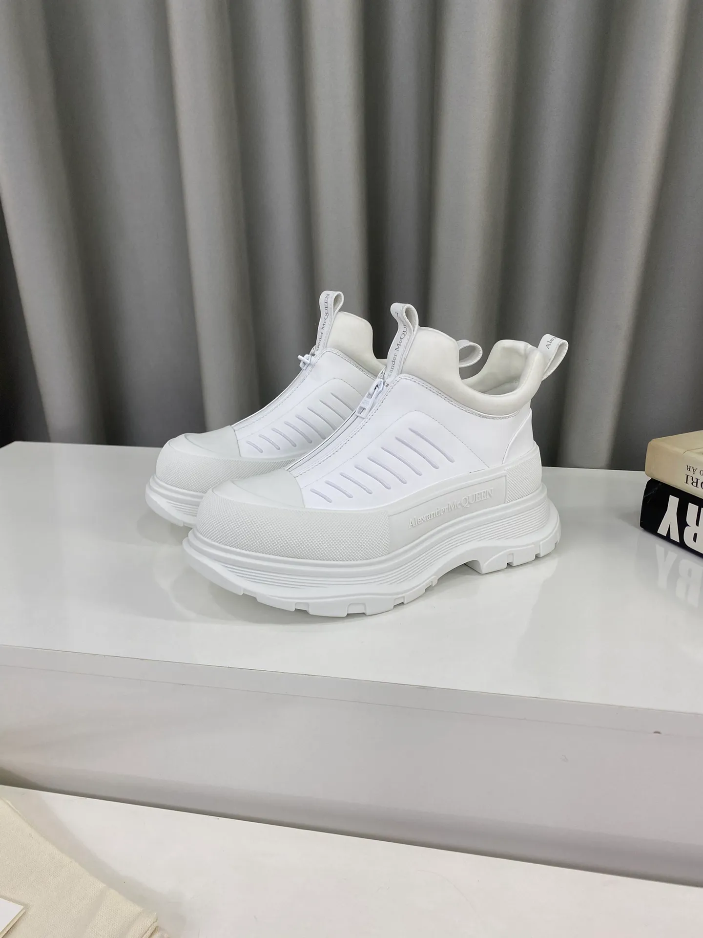 👟👟Ex-factory price 660👟👟Men's size +10 🔺Mc Queen 🔺Alexander McQueen's latest model, thick-soled front zipper dad shoes🌈 The designer has a bold idea and combines the trend of the times with the perfect design. It is super comfortable and versatile, with a new dad-style design and a multi-craft spliced ​​outsole. It is perfect. Many celebrities and Internet celebrities endorse it. 🔥Material: Original custom-made first-layer cowhide for the upper. Inside: Cali sheepskin feet. Outsole: Original TPU multi-layer combination outsole, •┈┈┈┈┈┈★┈┈┈┈┈┈┈• Size: Women’s 35～39 (34, 40, customization is non-returnable) Men’s 39～44 (38, 45, customization is not returnable) Full set of counter original packaging